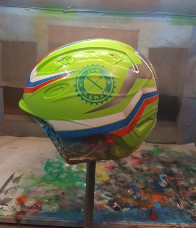 Ski helmet in nice Nationa colours.